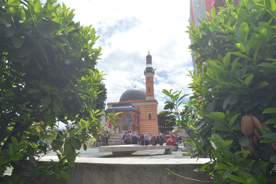 u tuzli otvorena rekonstruisana behram-begova dzamija poznatija kao sarena dzamija u prisustvu velikog broja zvanica i vjernika