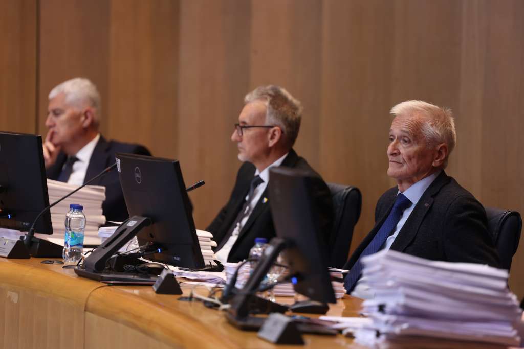 sutra zakazana hitna sjednica doma naroda bih uz prisustvo delegata snsd-a razmatrat ce se smjene spirica kosarca i amidzica