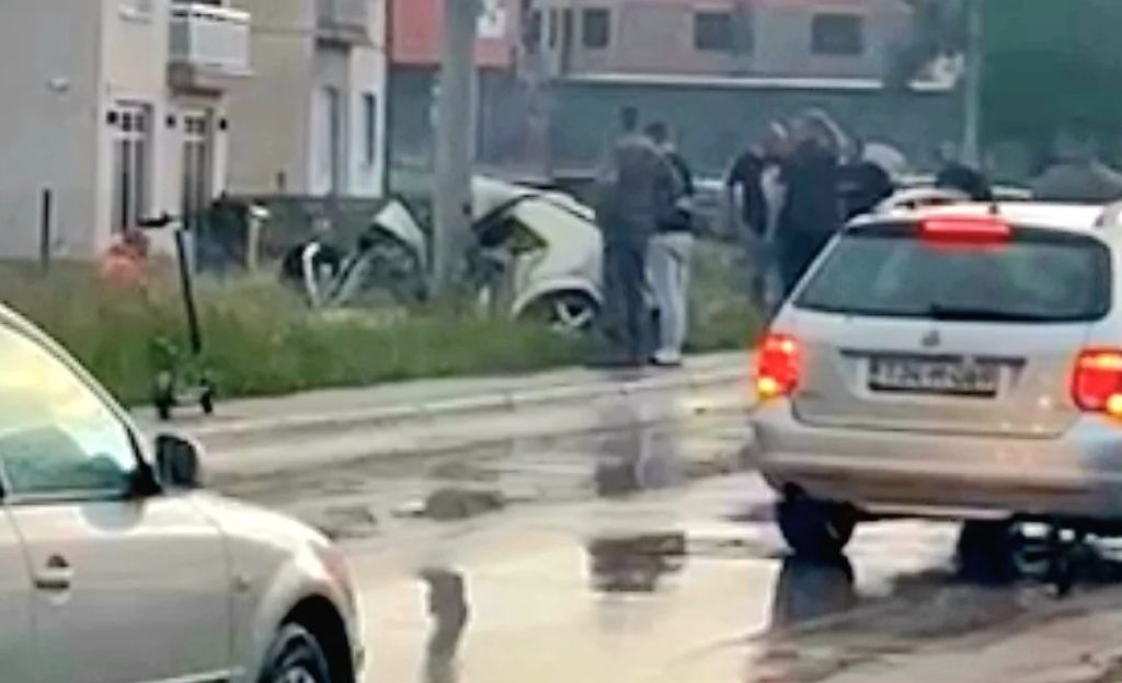 u teskoj saobracajnoj nesreci koja se dogodila u mjestu gromiljak kod kiseljaka smrtno je stradao 19-godisnjak koji je izgubio kontrolu nad vozilom i sletio sa kolovoza