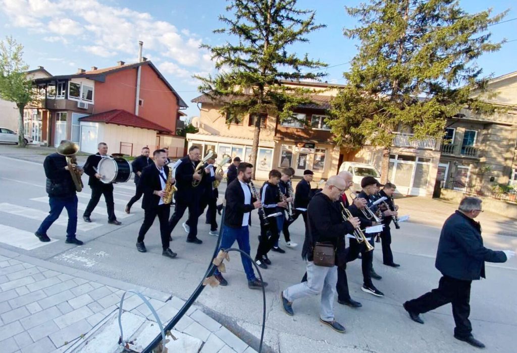 zivinicane su na uranku prvog maja tradicionalno razbudili clanovi sastava limene glazbe konjuh uz zvuke oltimera