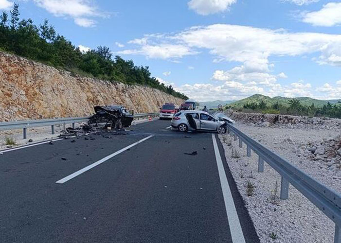 u teskoj saobracajnoj nesreci koja se dogodila na magistralnom putu izmedju stoca i neuma u mjestu crnoglav jedna osoba je poginula dok je 5 povrijedjenih