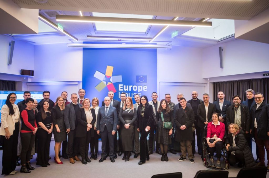 zapocela-realizacija-projekta-digitalne-i-zelene-transformacije-malih-i-srednjih-preduzeca-u-tk-rtvtk