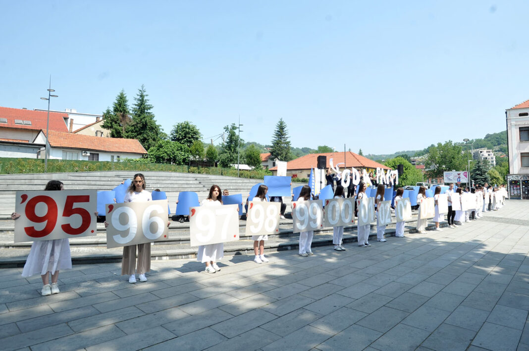 u tuzli odrzana manifestacija povodom 30 godineod genocida u srebrenici u srcu sjecanja u organizaciji filozofkog fakulteta unzt