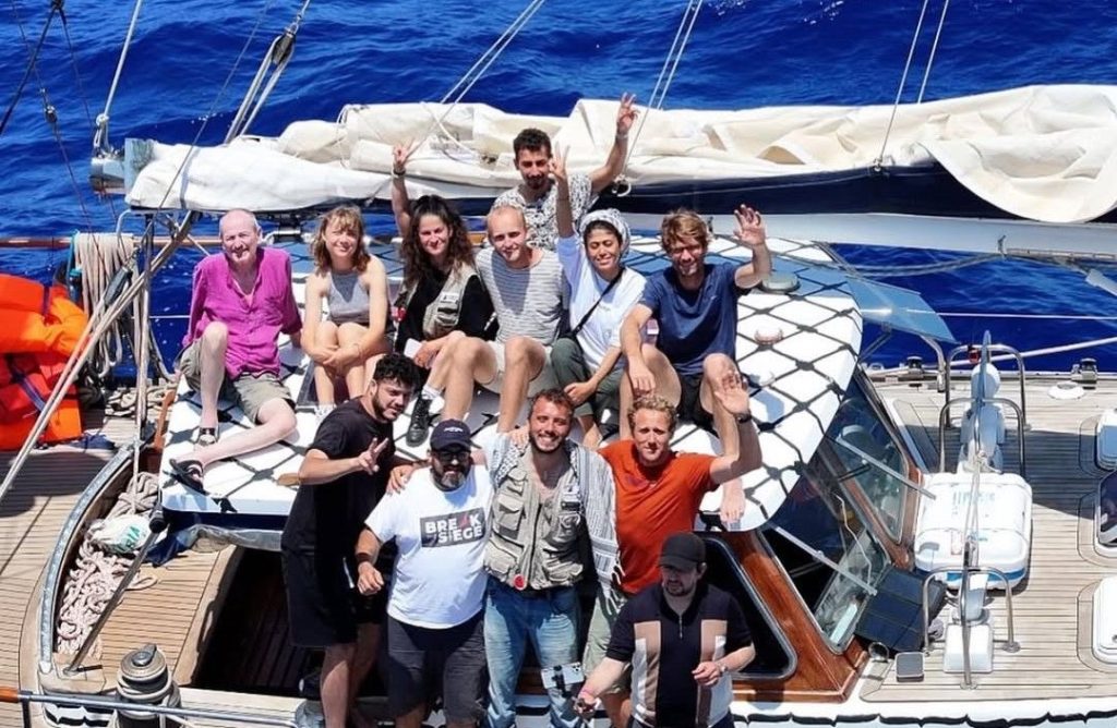 izraelska vlast prebacila je aktiviste koji su u gazu na brodu madleen pokusali unijeti humanitarnu pomoc na aerodrom odakle im slijedi deportacija u svoje domovine oni koji ne prihvate mogli bi i na sud