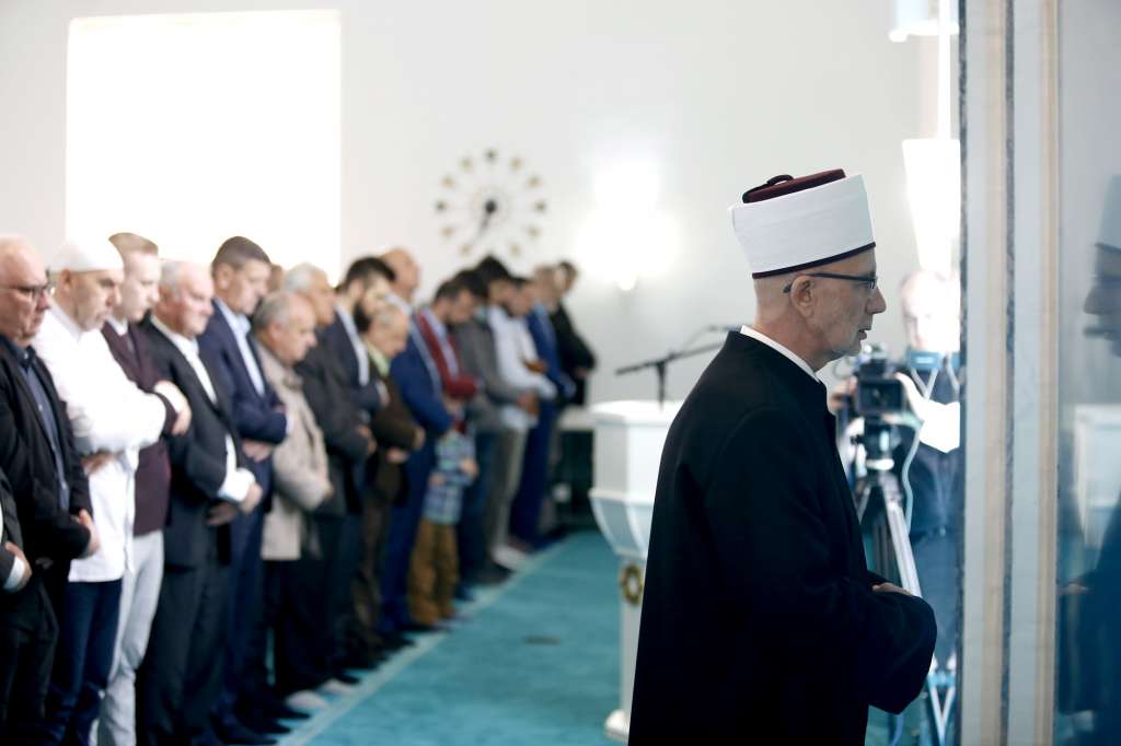 centralna bajramskla manifestacija za tk odrzana je u dzamiji kralja abdulaha a bajramsku hutbu nakon namaza predvodio j e tuzlanski muftija dr. Vahid-ef. fazlovic