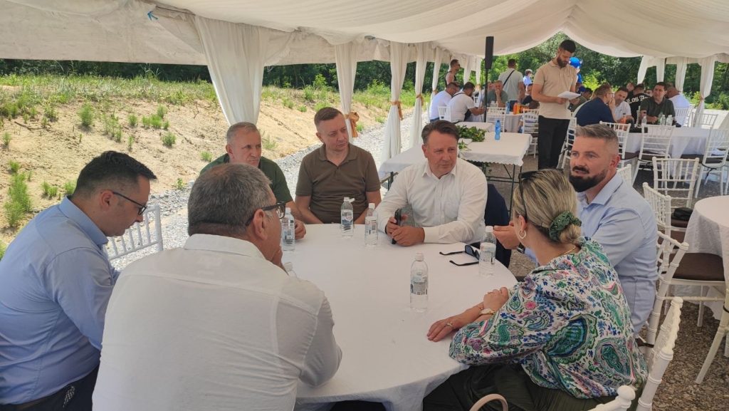 delegacije vlade i skupstine tk prisustvovale na otvaranju poljoprivrednog gazdinstva hemion u zivinicama