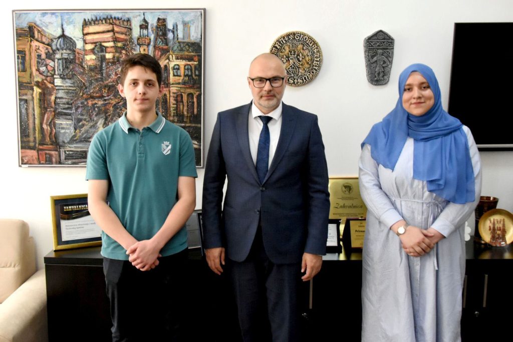 ministar obrazovanja i nauke u vladi tk ahmed omerovic uprilicio je prijem za ucenike koji su na takmicenjima iz matematike i fizike postigli izuzetne rezultate