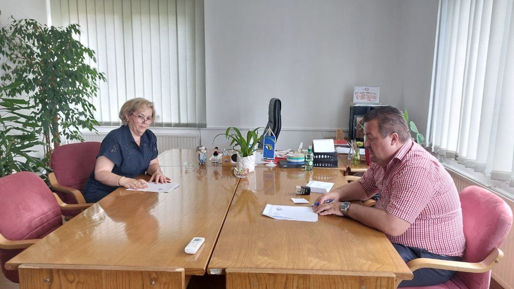 ministrica zdravstva tk dusanka becirovic i vd direktora Javne zdravstvene ustanove Opća bolnica „Dr. Mustafa Beganović“ Gračanica elvis bektic potpisali su ugovor o finansiranju djela programa investicijskog ulaganja za 2025 godinu