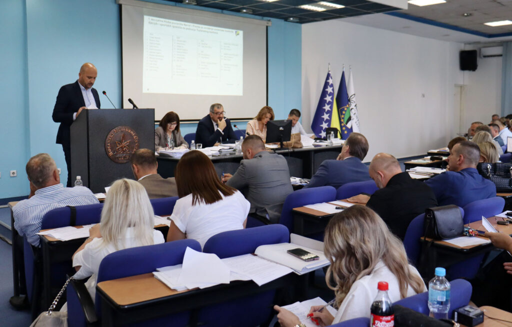 danas je u tuzli odrzana 44 redovna sjednica skupstine tk na kojoj je usvojen zakon o pozorisnoj djelatnosti