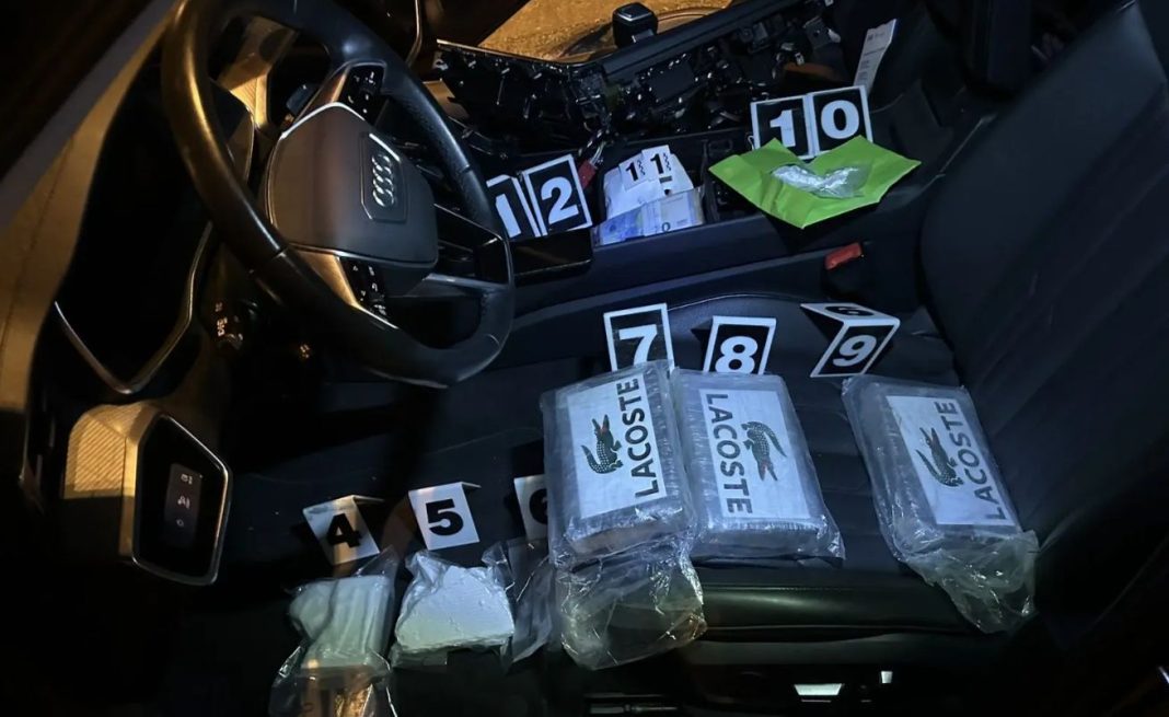 policijski sluzbenici uprave za organizovani i teski kriminalitet mup-a rs prilikom planskih aktivnosti zaplijenila skoro 4,5 kilograma kokaina pretresom automobila u doboju