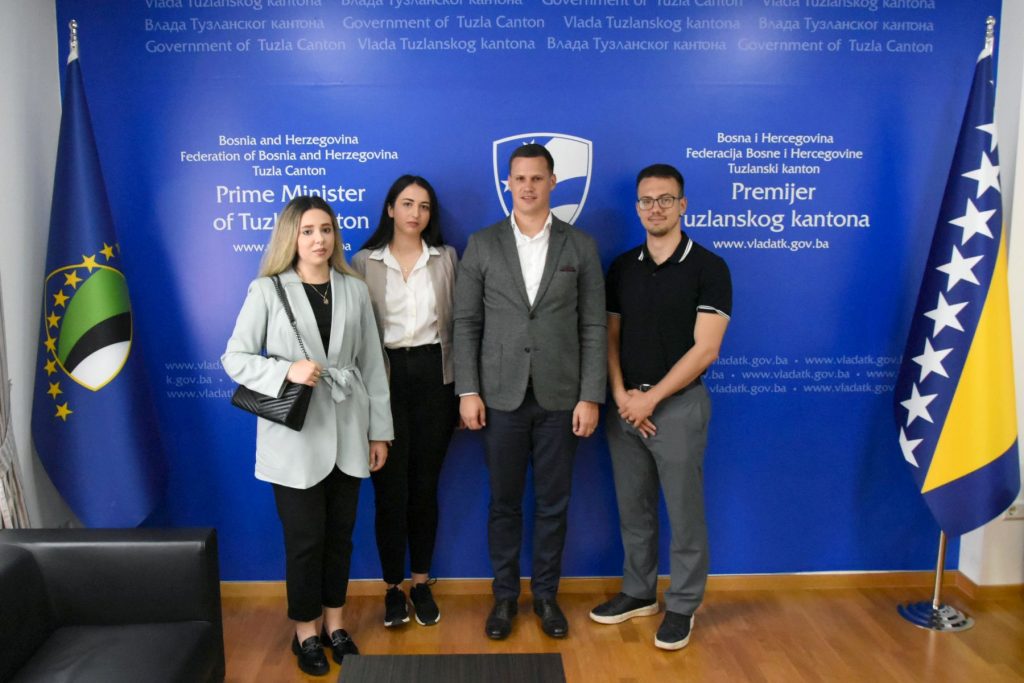 Premijer tk irfan halilagic podrzao je manifestaciju u srcu sjecanja studentskog vijeca filozofskog fakulteta untz povodom 30 godina genocida u srebrenici