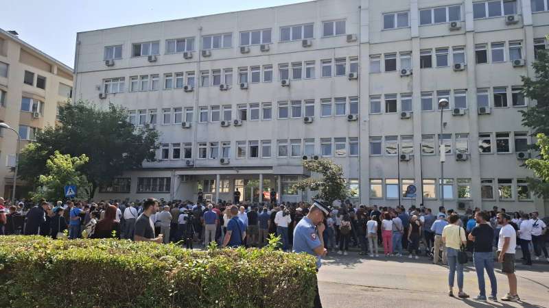 pristalice i funkcioneri sds-a okupili se ispred okruznog suda u banjaluci i traze pustanje na slobodu predsjednika stranke milana milicevica