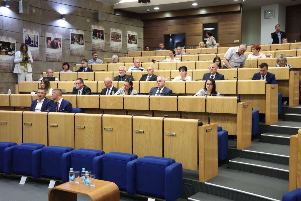 na danasnjoj sjednici dom naroda federalnog parlamenta vecinom glasova prihvatio je zakon o dugu zaduzivanju i garancijama u fbih