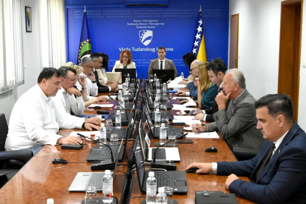 vlada tk je na danasnjoj 17 redovnoj sjednici donijela odliku o nastavku ulaganja u sigurnost kantona te ce za opremanje policije izdvojiti jos 4 milona km