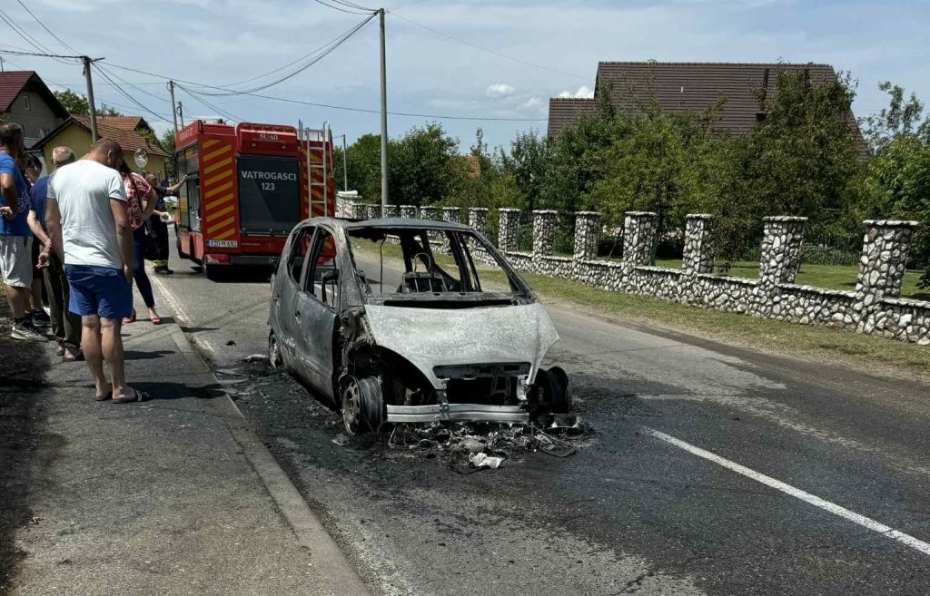 u sericima kodzivinica doslo do pozara na automobilu iz policije saopcili da se najvjerovatnije radi o samozapaljenju uslljed tejnicke neispravnosti vozila