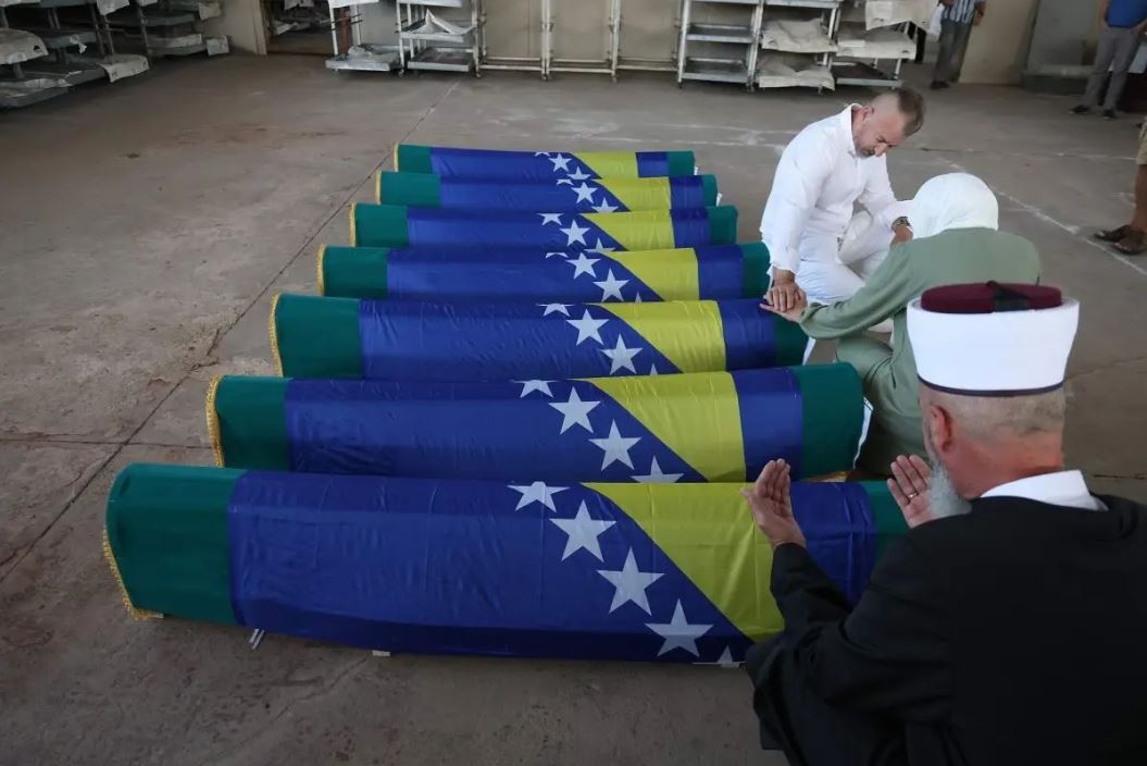 iz identifikacionog centra sejkovaca ispraceni posmrtni ostaci 7 zrtava zlocina u prijedoriu koji ce sutra biti ukopani u musali buduceg memorijalnog centra kamicani