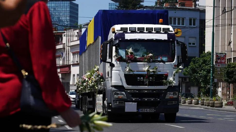 danas iz visokog krece kolona sa posmrtnim ostacima sedam zrtava genocida u srebrenici proci ce kroz sarajevo na putu ka potocarima