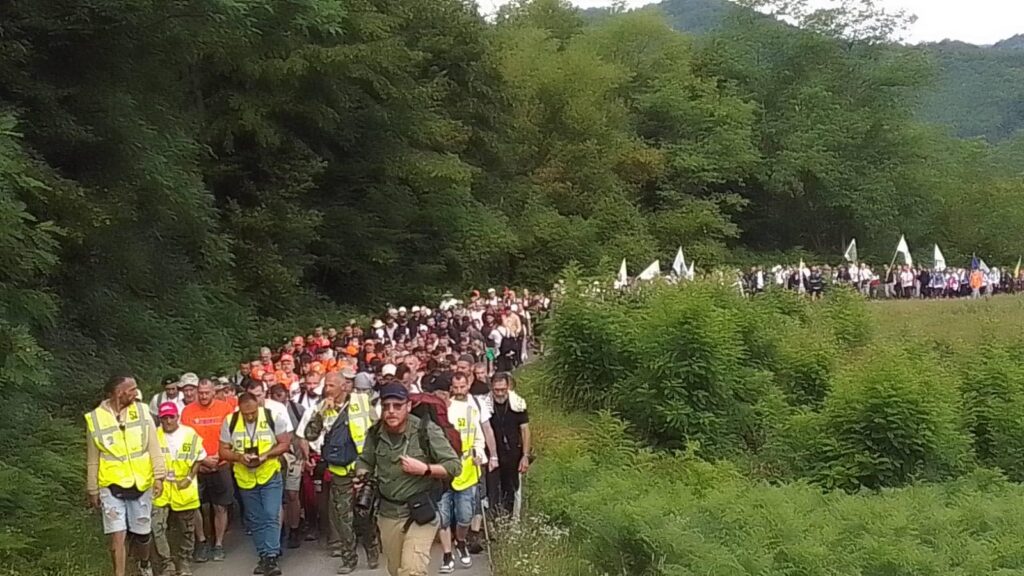 ucesnici marsa mira nezuk - potocari 2025 jutros su iz kampa mrnjavci krenuli na posljednju dionicu puta prema potocarima
