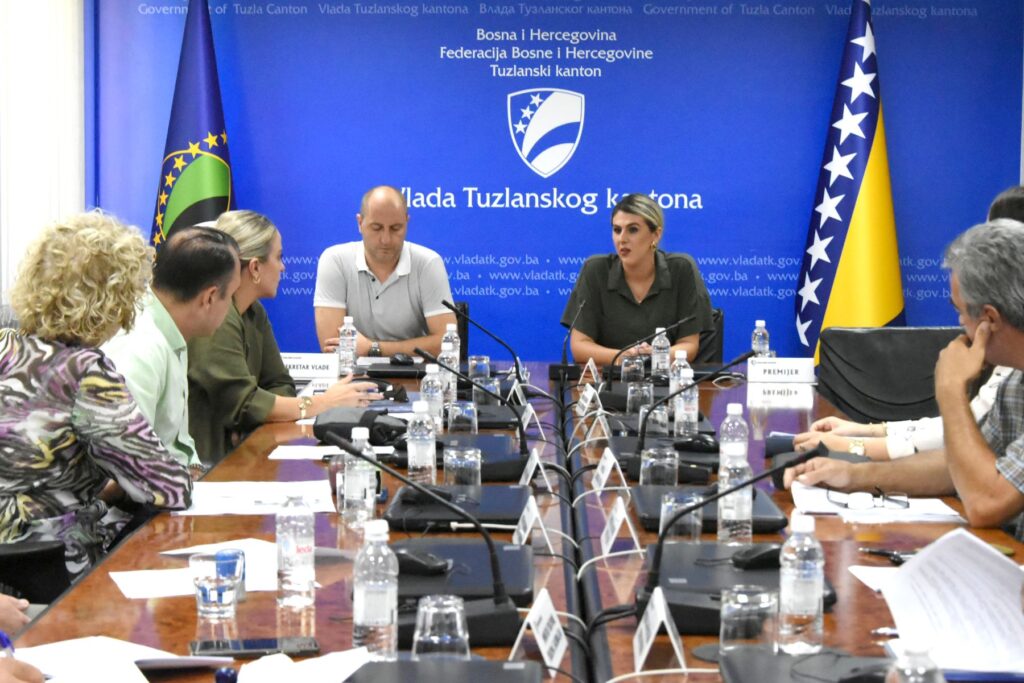 ministrica prostornog uredjenja i zastite okolice tk anela ajsic potpisala je danas ugovore sa 19 javnih preduzeća koja su ispunila uslove javnog konkursa za raspodjelu namjenskih sredstava od ekoloških naknada u 2025. godini