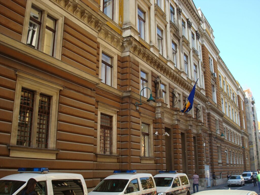 opcinski sud u sarajevu odredio je jednomjesecni pritvor amarau cenanovicu koji je osumnjicen za ucjenjivanje tri djevojke da ce objaviti njihove eksplicitne forografije ako mu ne uplate novac