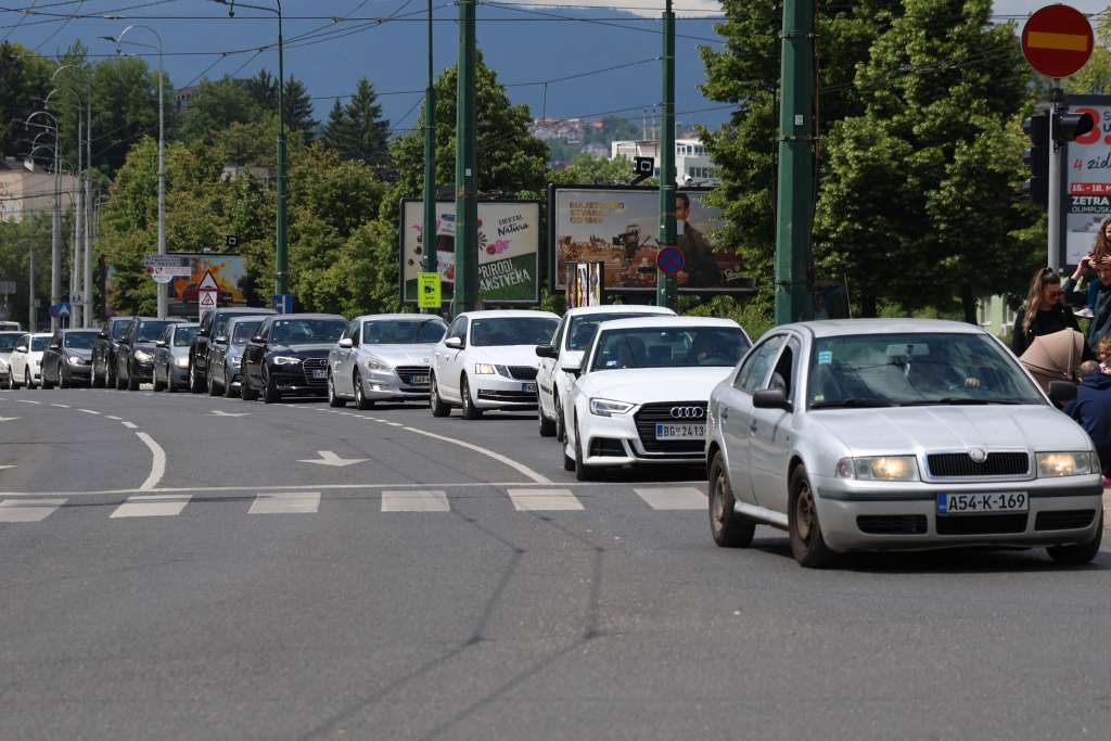 danas i u dane vikenda u bih se ocekuje pojacan promet vozila posebno na granicnim prelazima