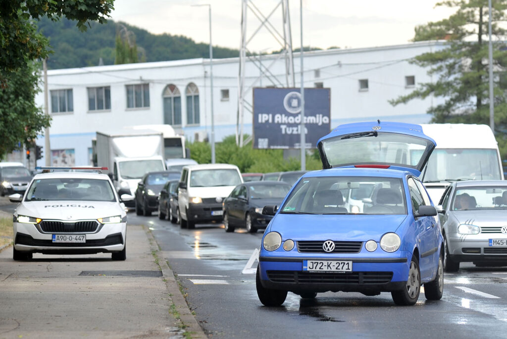 u saobracajnoj nesreci koja se dogodila na juznoj magistarli neposredno pored bcc u tuzli povrijedjena je pjesakinja koju je na pjesackom prelazu udario automobil