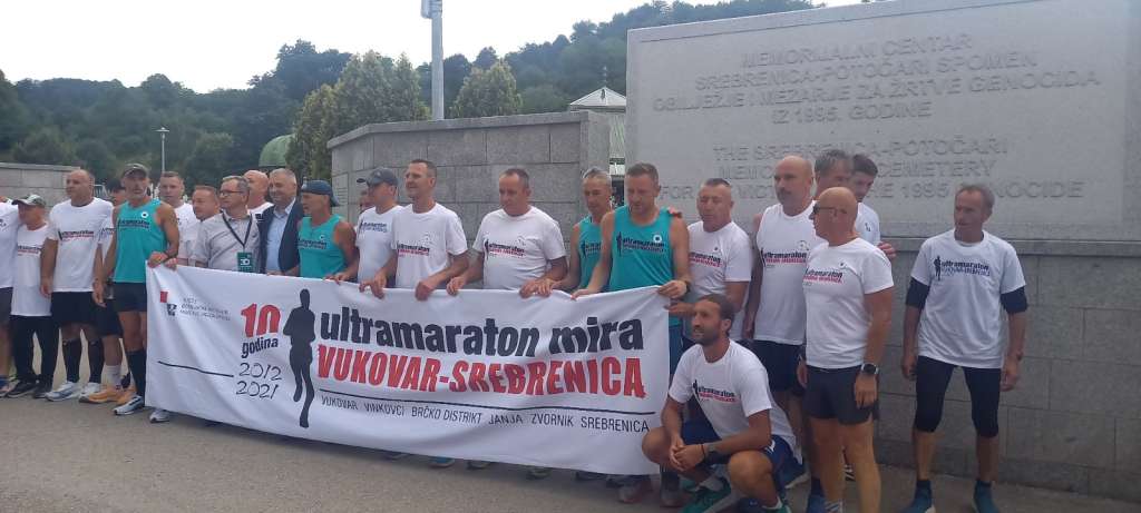 ucesnici koji su trcali ultramaraton vukovar - srebrenica stigli su u potocare u mc srebrenica