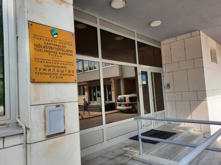 opcinski sud u bihacu potvrdio je i poodigao optuznicu protiv gradacacanina kpji je prijetio i napao policijeks sluzbenike