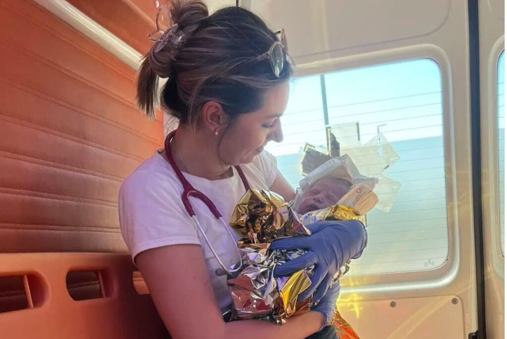 ekipa hitne pomoci tuzla prilikom intervencije uspjesno porodila zenu u vozilu