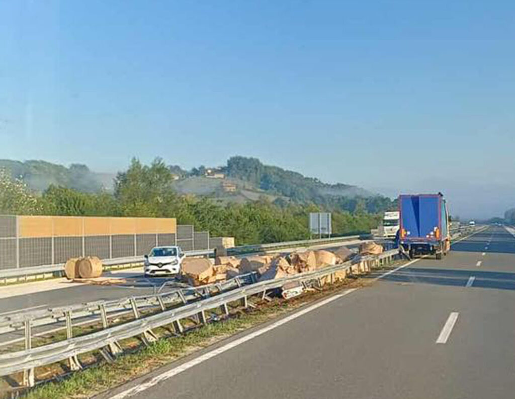 jutros je na autoputu 9 januar doslo do saobracajne nesrece u kojoj se teretni kamion prevrnu a doslo je do ispadanja tereta po saobracajnicama u obje trake saobracaj se odvija otezano