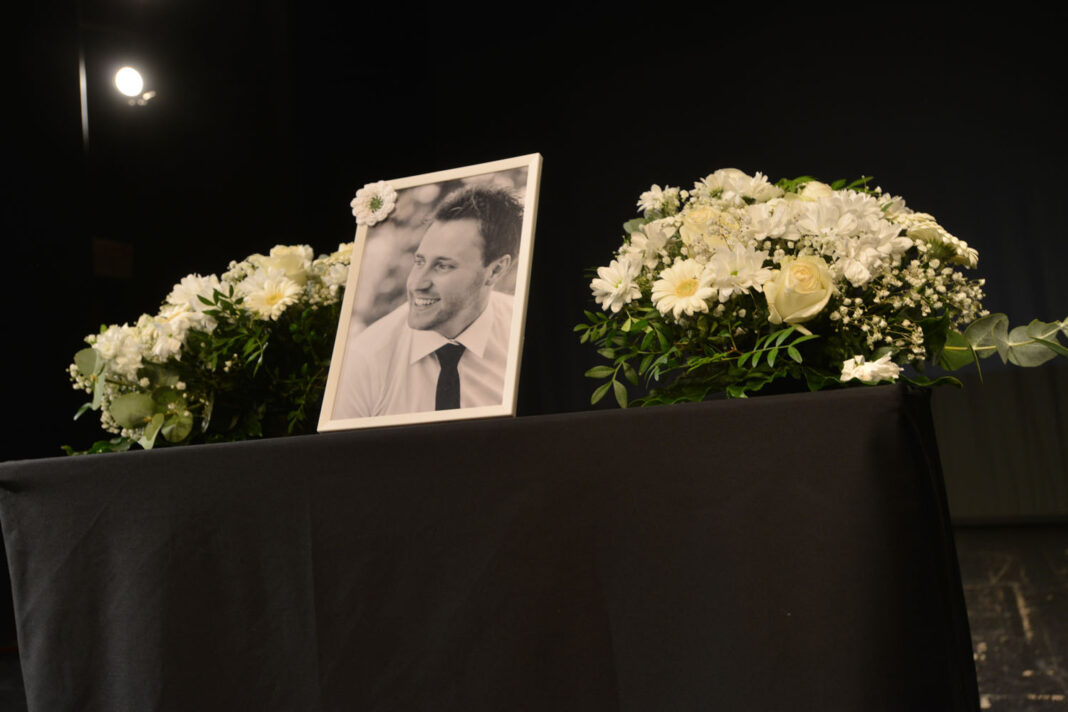 danas je u narodnom pozoristu tuzla odrzana komemoracija tragicno stradalom policajcu samiru mustaficu a za kasnije je planiran ispracaj ispred komemorativnog centra u tuzli te dzenaza i ukop na mjesnom mezarju u sevarima