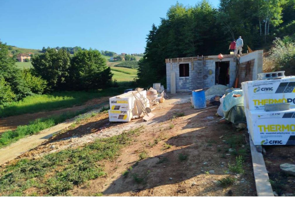 akciju izgradnje kuce sestoclanoj porodici iz sumetca kod velike kladuse pokrenula su dvojica hadzija a prikljucile su se i sotale komsije