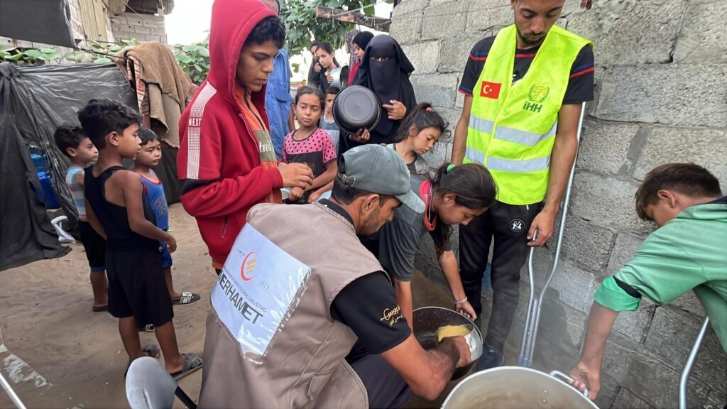 merhamet i tokom mjeseca augusta priprema obroke za ugrozeno stanovnistvo gaze