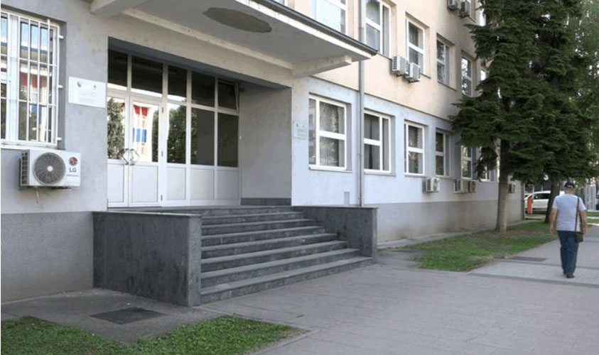 okruzni sud u doboju odredio je jednomjesecni pritvor ranku jecimovicu koji je osumnjicen za dvostruko ubistvo u samcu