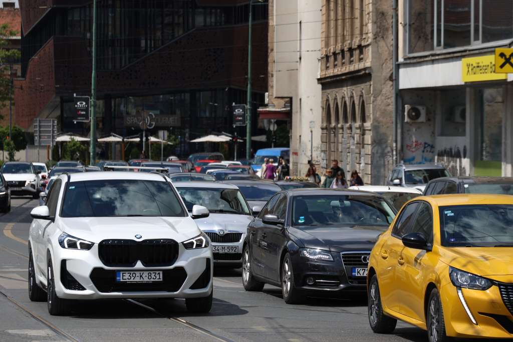 danas se na putevima u bih ocekuje pojacan promet vozila posebne guzve ocekuju se na granicnim prelazima