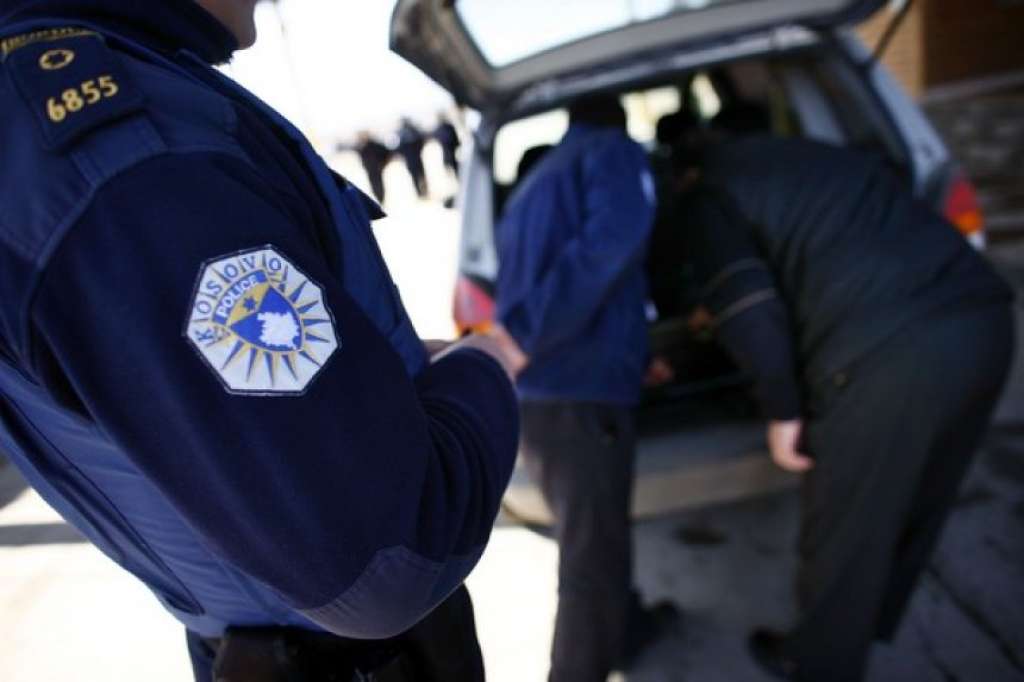 kosovska policija je objavila da je jucer u gradu gnijlanu izvrseno trostruko ubistvo traga se za tri osobe koje su osumnjicene za ovaj teski zlocin