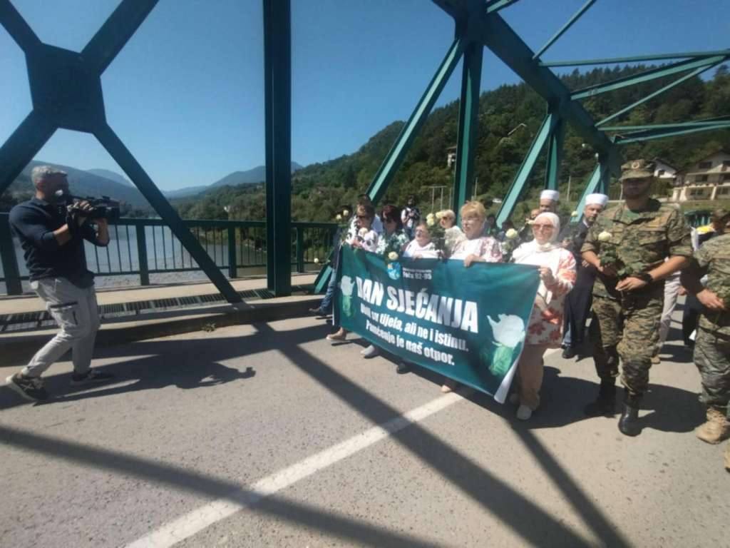 u znak sjecanja na zrtve foce u ratu 1992 - 1995 godine danas su sa karlovog mosta u drinu spustene ruze