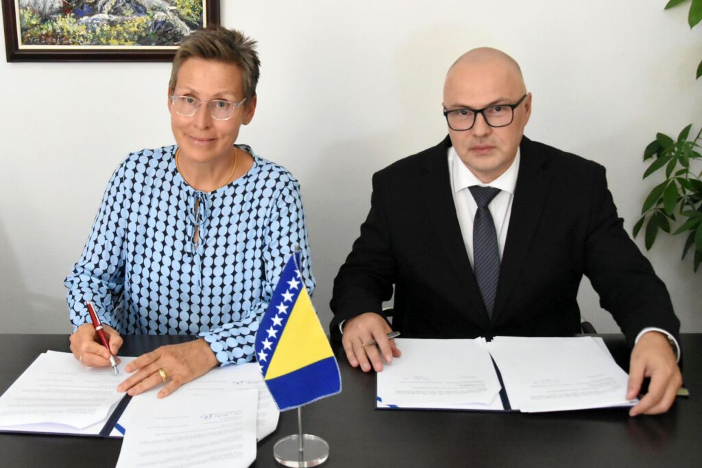 ministar obrazovanja i nauke u vladi tk ahmed omerovic potpisao je danas protokol sa predstavnicom centralne agencije za skolstvo u inostranstvu savezne republike njemacke (zfa) dr martinom batteux