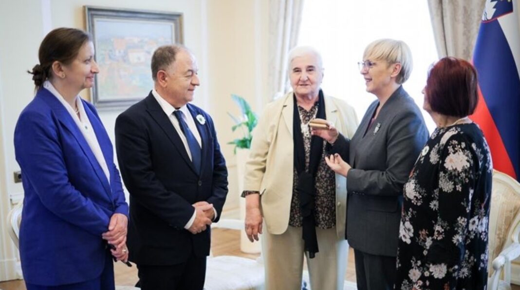 majke srebrenice nakon sto je nelegalna vlada rs zabranila ulazak u taj entitet predjsednici slovenije natasi pirc musar i ministrici tanji fajon pozvale ih da posjete potocare