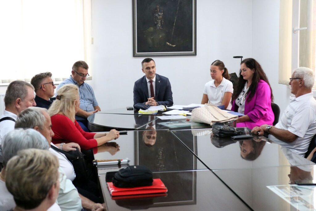 minstar za rad socijalnu politiku i povratak u vladi tk fadil alic uprilicio je danas prijem za udruzenja ciji projekti su podrzani iz sredstava prikupljenih na ime djecije nedjelje i u okviru programa matrijalnog zbrinjavanja lica u stanju socijalne potrebe za 2025 godinu