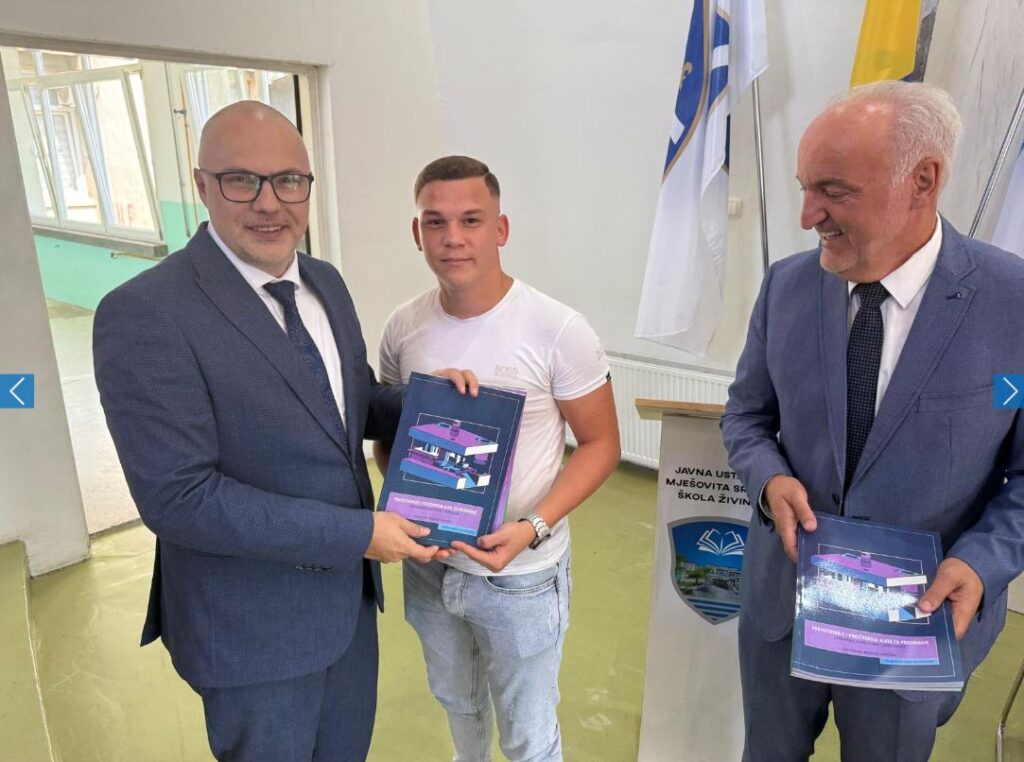 ministar omerovic ucenicima srednje mjesovite skole u zivinicama koji su upisali novo zanimanje rukovodilac masinama za preradu metala urucio prirucnike i radne svesjske