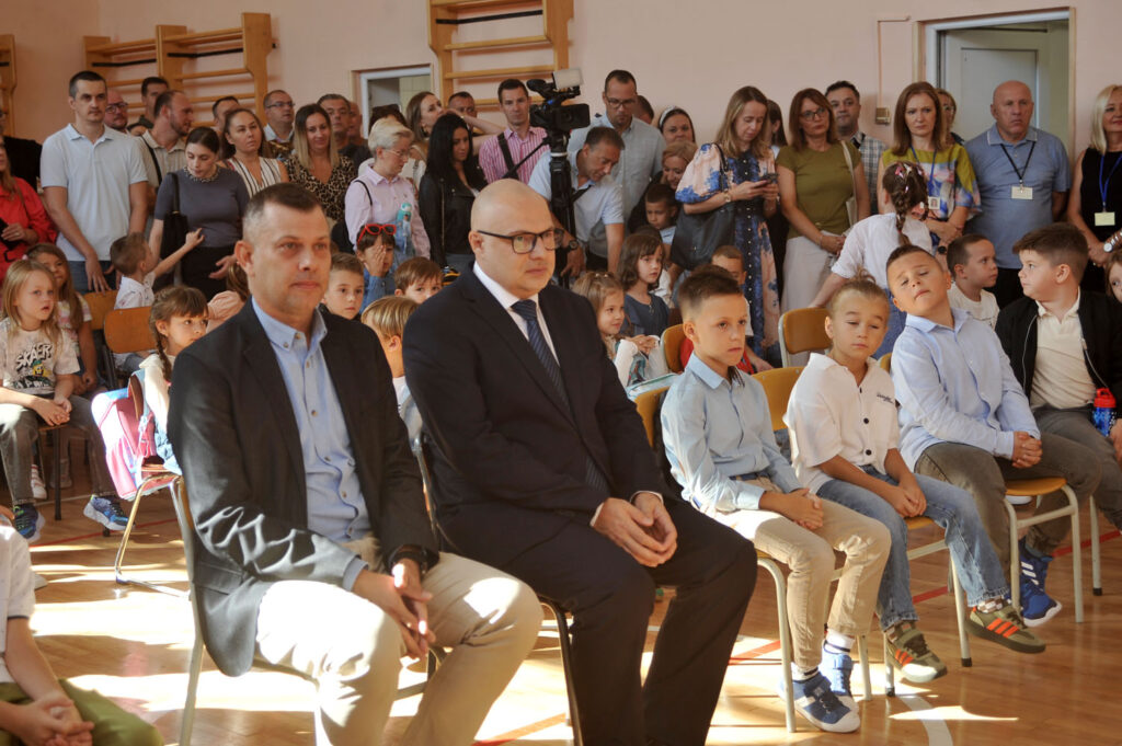 u tuzlanskom kantonu jutros je pocela nova skolska godina upisan0 3300 prvacica ukupno 34.000 osnovaca i 14.000 srednjoskolaca