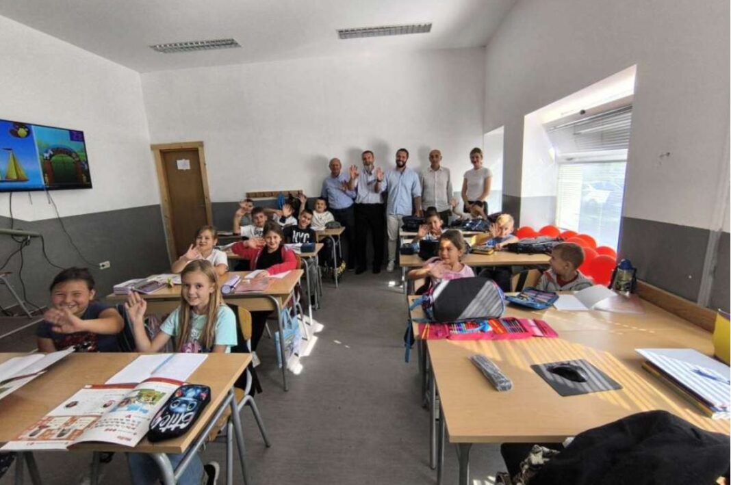 podjeljen skolski pribor prvacici srebrenica potocari nova kasaba rtvtk opcina novo sarajevo prvacicima u novoj kasabi srebrenici i potocarima donirala ruksake sa skolskim priborom