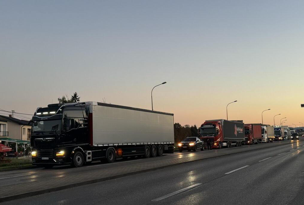 rano jureos prijevoznici su kako su i najvaili blikirali sve znacajnije saobracajnice sirom bih nezadovoljni dugogodisnjim tretmanom od strane drzave